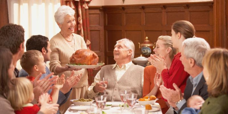 thanksgiving_family_serving_dinner
